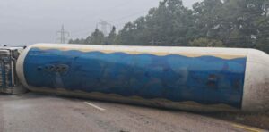 बल्ल हटाइयो सडक अवरुद्ध गरेर पल्टिएको ग्यास बुलेट, महेन्द्र राजमार्ग सञ्चालनमा