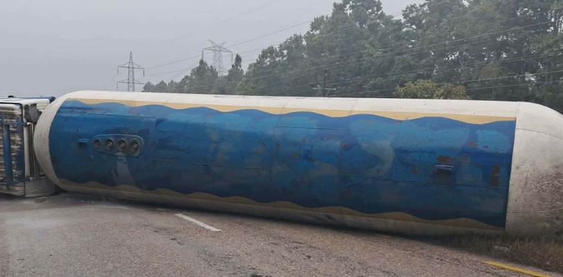 बल्ल हटाइयो सडक अवरुद्ध गरेर पल्टिएको ग्यास बुलेट, महेन्द्र राजमार्ग सञ्चालनमा