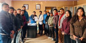 शिक्षा क्षेत्रमा गम्भीर विसङ्गति सिर्जना गरेको भन्दै एमाले अखिलले बुझायो शिक्षामन्त्रीलाई ज्ञापनपत्र