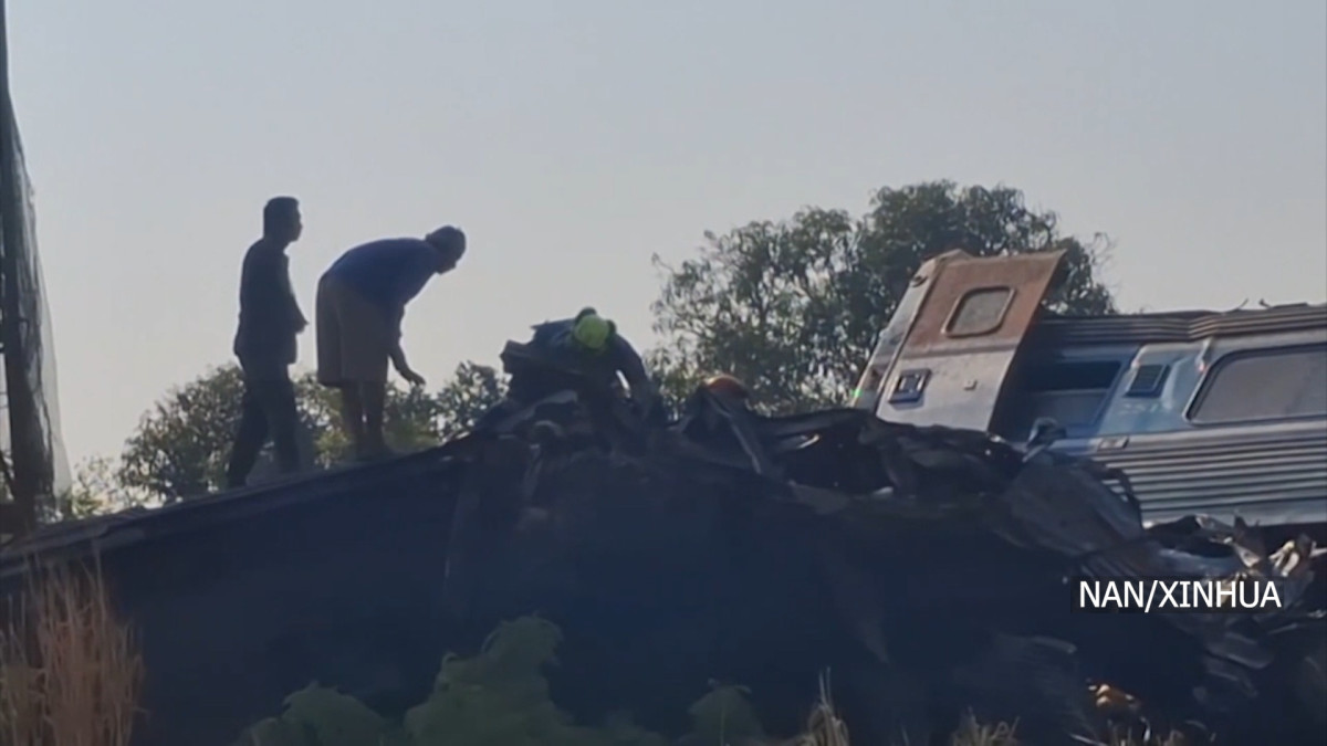 थाइल्याण्डमा क्रेन खसेर रेल दुर्घटना हुँदा मृत्यु हुनेको संख्या ३१ पुग्यो