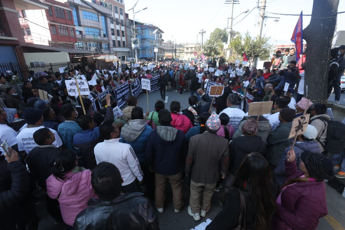 खोला मापदण्डको विरोध गर्दै सडकमा पीडितहरू [तस्बिरसहित]