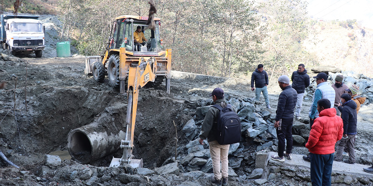 माटो मिसिएको गिट्टी प्रयोग गरेर गरिएको थियो ढलान, जनप्रतिनिधिले भत्काइदिए