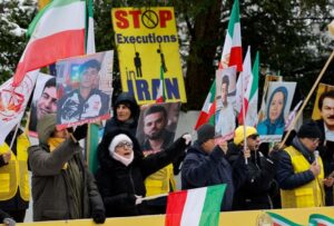 इरानमा सरकार विरोधी प्रदर्शन उग्र बन्दै, ४५ जनाको मृत्यु