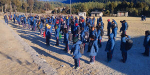 खोला र धारमा पानी जम्न थाल्दा पनि विद्यालय जानुपर्ने बाध्यता