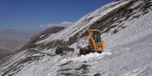 मुस्ताङको साङ्ता मतदान केन्द्र जाने सडकको हिउँ पन्छाइँदै