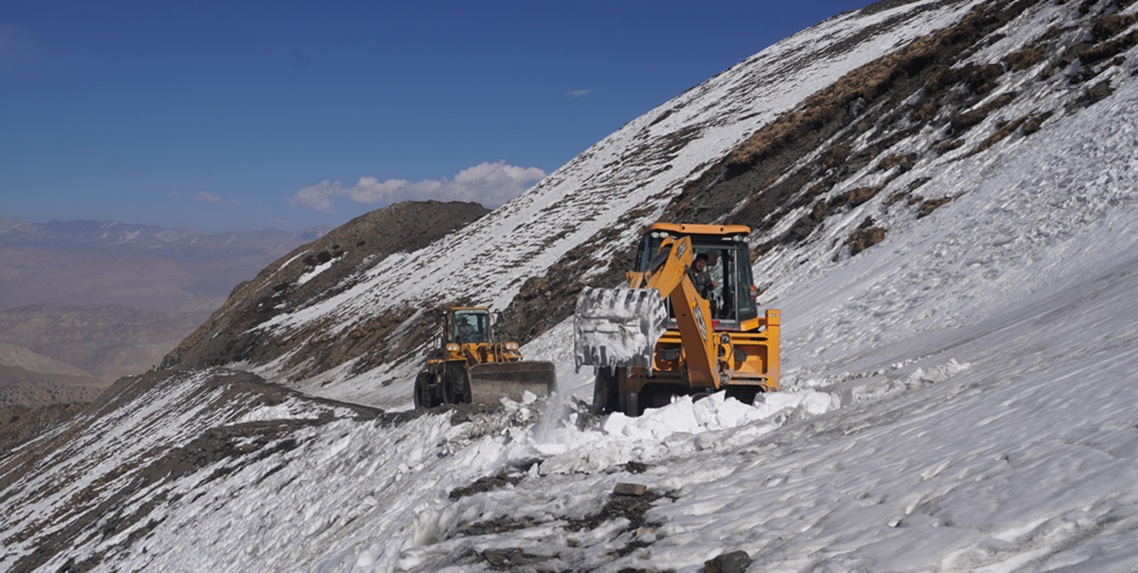 मुस्ताङको साङ्ता मतदान केन्द्र जाने सडकको हिउँ पन्छाइँदै