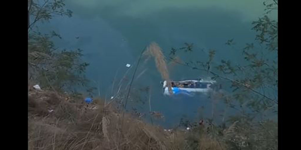 रामेछाप बस दुर्घटना : १२ जनामध्ये ११ मृतकको सनाखत