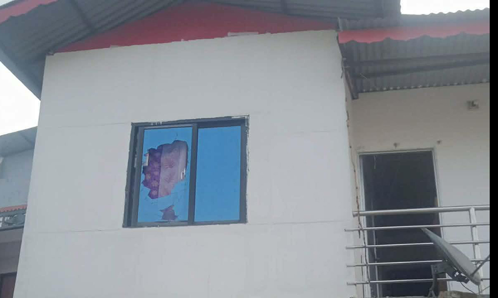 बालेनको झापा कार्यालयमा कसले हान्यो ढुंगा?