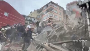 इस्तानबुलको मध्य भागमा भवन भत्किँदा मानिस पुरिए