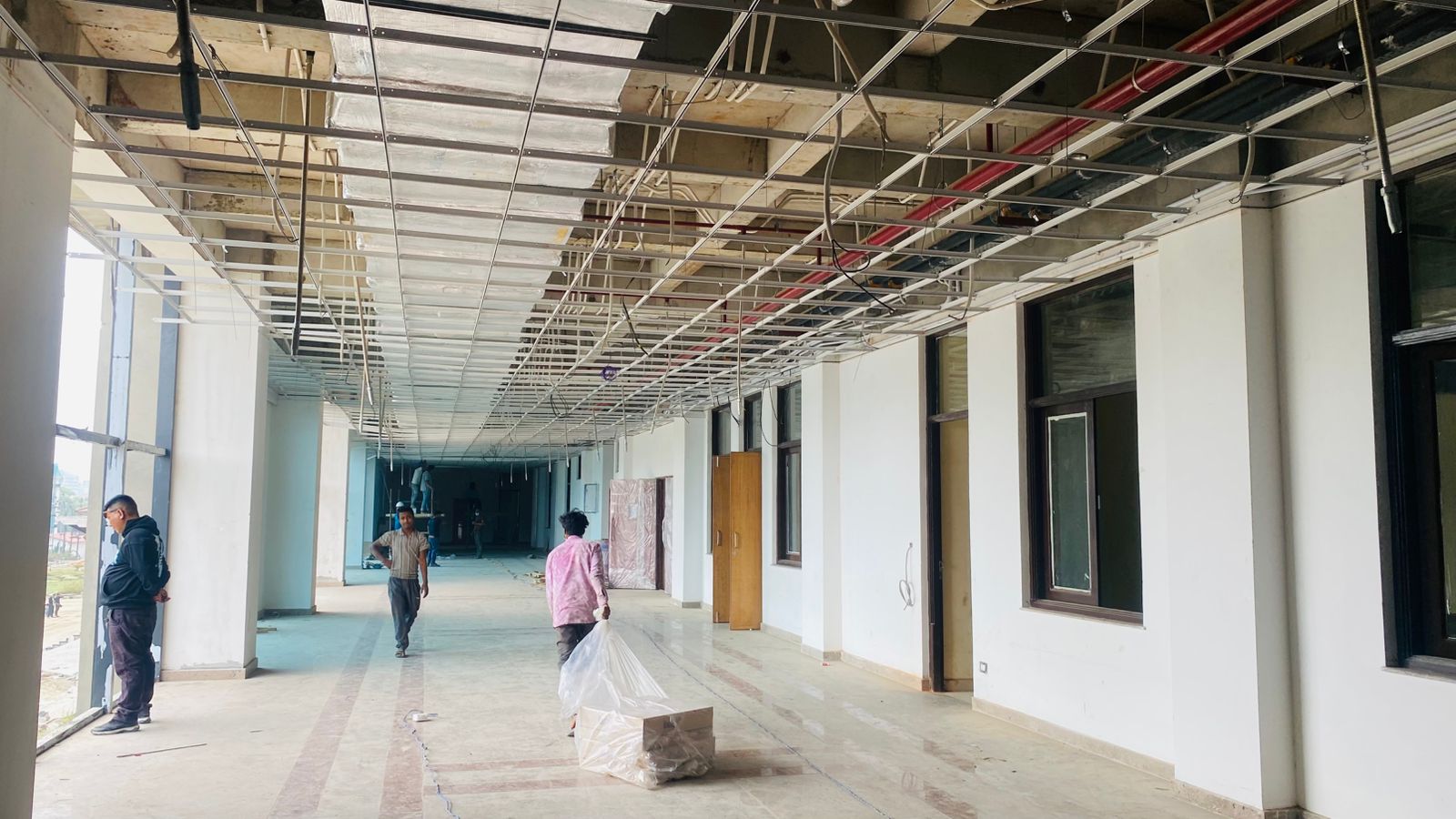 यस्तो भवनमा लिदैछन् नवनिर्वाचित सांसदले शपथ [तस्बिरहरू]