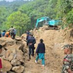 मेची राजमार्गमा पुनः पहिरो खस्दा सडक अवरुद्ध