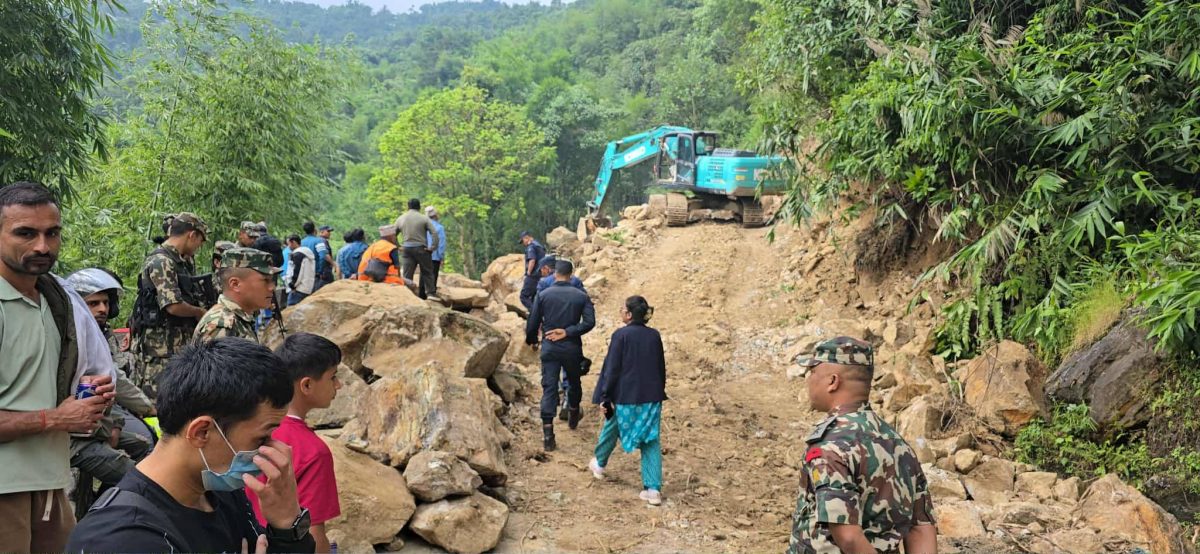 मेची राजमार्गमा पुनः पहिरो खस्दा सडक अवरुद्ध
