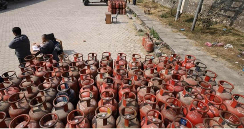 श्रीराम ग्यास उद्योगले छ हजार सिलिन्डर लुकाएको भेटियो, ३ लाख जरिवाना