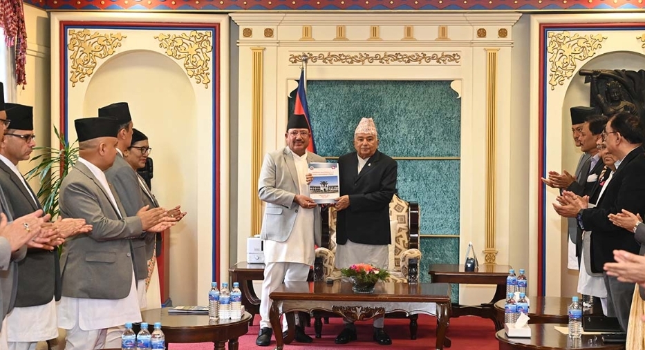 राष्ट्रपति समक्ष आयोगद्वारा निर्वाचन प्रतिवेदन पेस