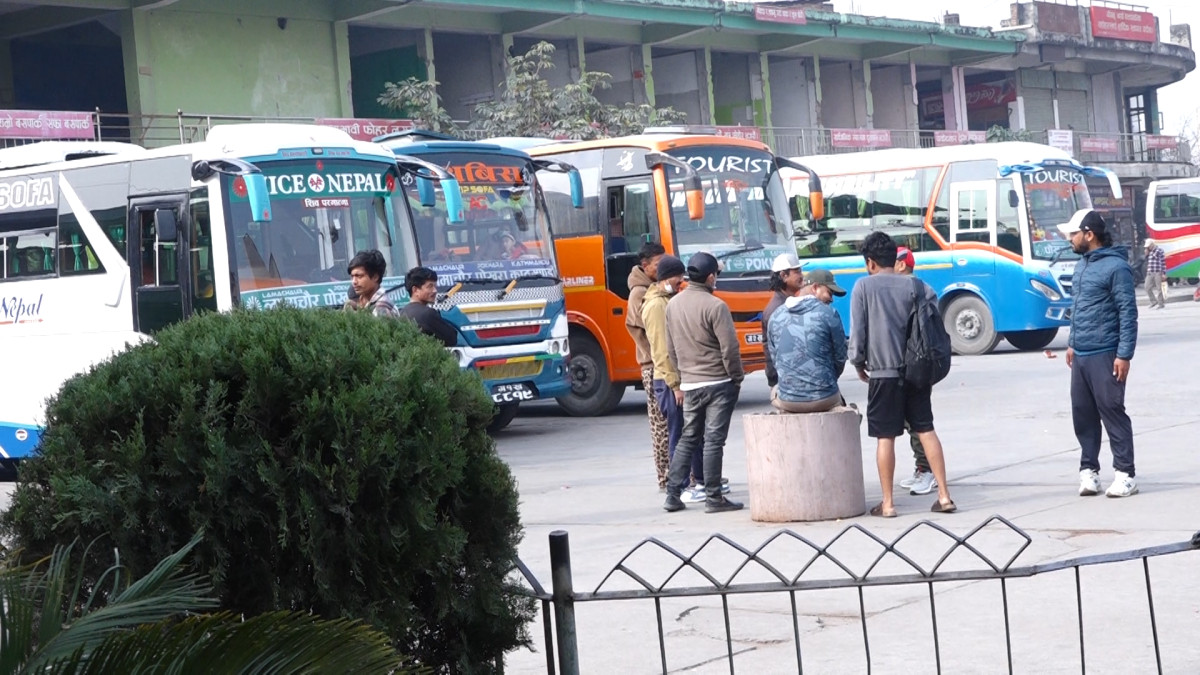 काठमाडौंबाट मतदानका लागि गाउँ फर्किंदै नागरिक