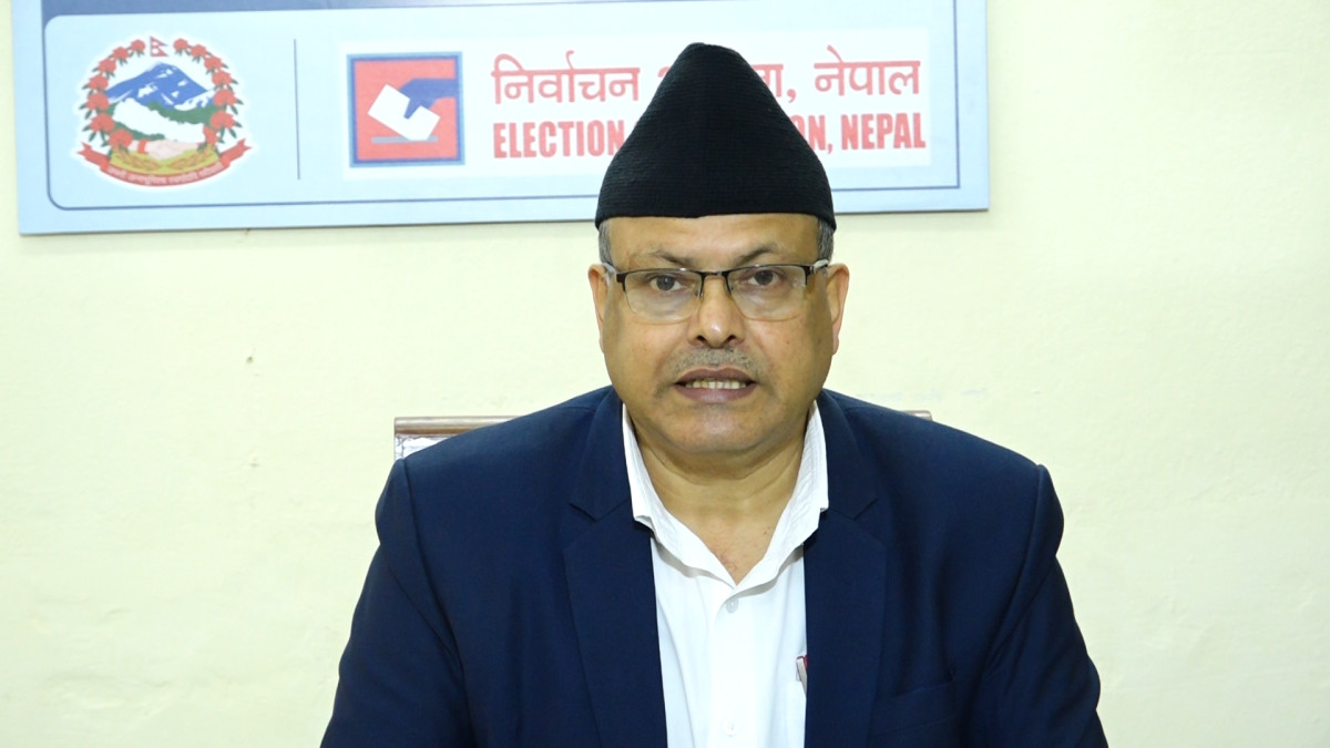 मतदान सकिएपछि निर्वाचनबारे जानकारी दिँदै आयोग
