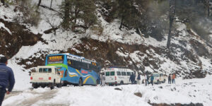 भारी हिमपातका कारण मध्यपहाडी लोकमार्ग अवरुद्ध