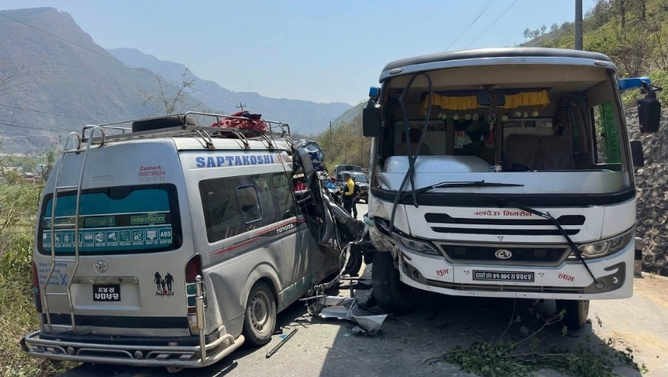 बीपी राजमार्गमा माइक्रोबस र बस एकापसमा ठोक्किँदा १० जना घाइते