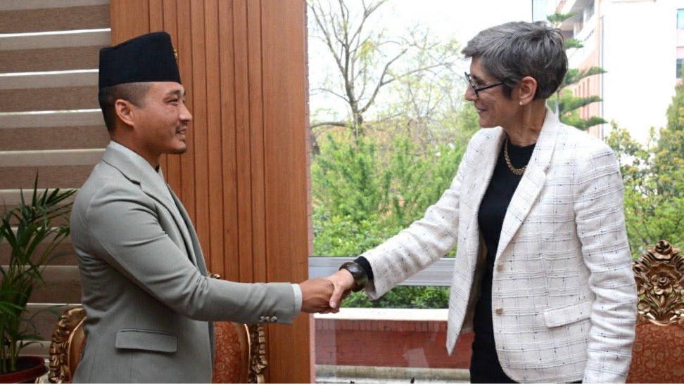 स्वीस राजदूतसँग गृहमन्त्रीको अनुरोध : नेपालीको पैसा भए फिर्ता गर्दिनुहोस्